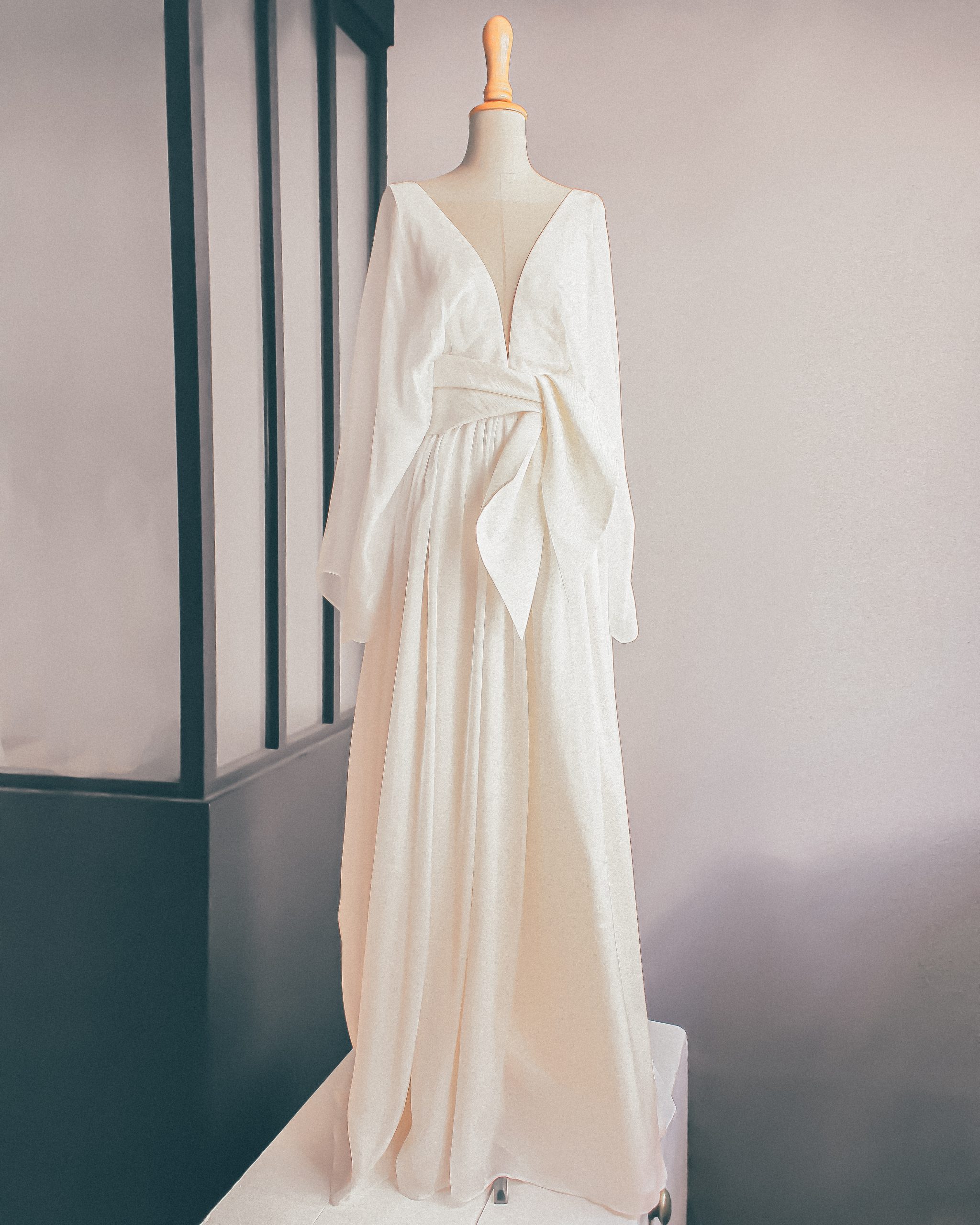 Robe en velours perlé bleu des années 40 à col en V profond - Retro